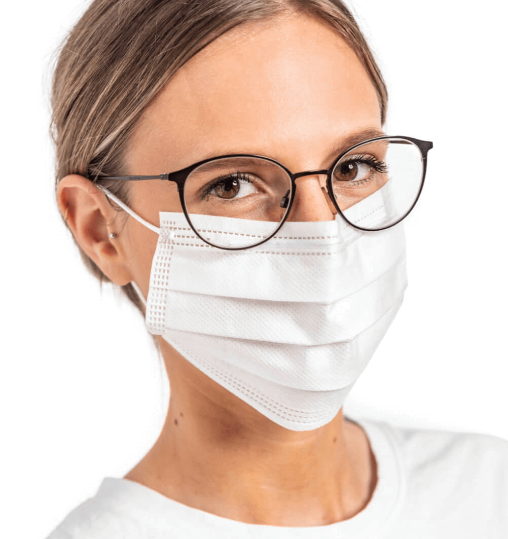 Tragebild-OP_Maske-weiß-Gesichtsmaske-Frau-Brille-Winter-Group